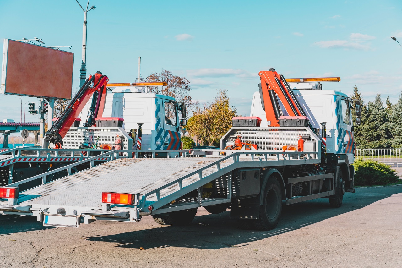 Read more about the article Safely Loading And Unloading A Flatbed Tow Truck