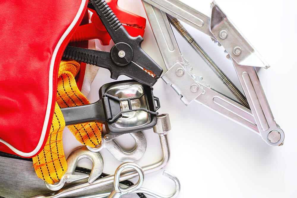 You are currently viewing 5 Essential Items Every Driver Should Keep in Their Car Emergency Kit